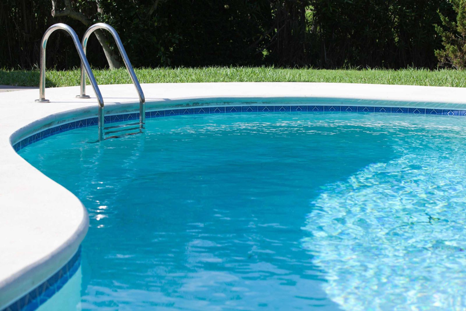 Eau claire et scintillante d'une piscine avec mosaïque bleue, mettant en avant l'entretien des piscines et bassins à Genève.