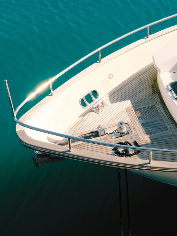 Pont d’un yacht propre et bien entretenu sur une eau turquoise, mettant en avant un service de detailing et d’entretien de bateaux à Genève par Alfredo Services.